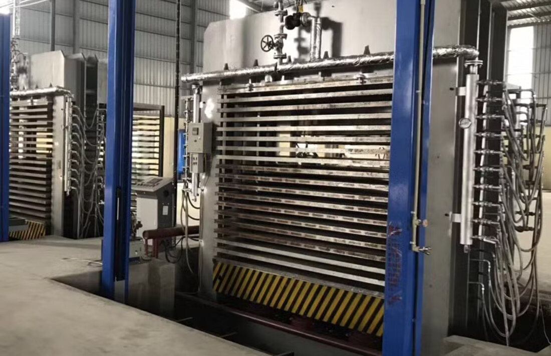 Hydraulic press for shuttering plywood