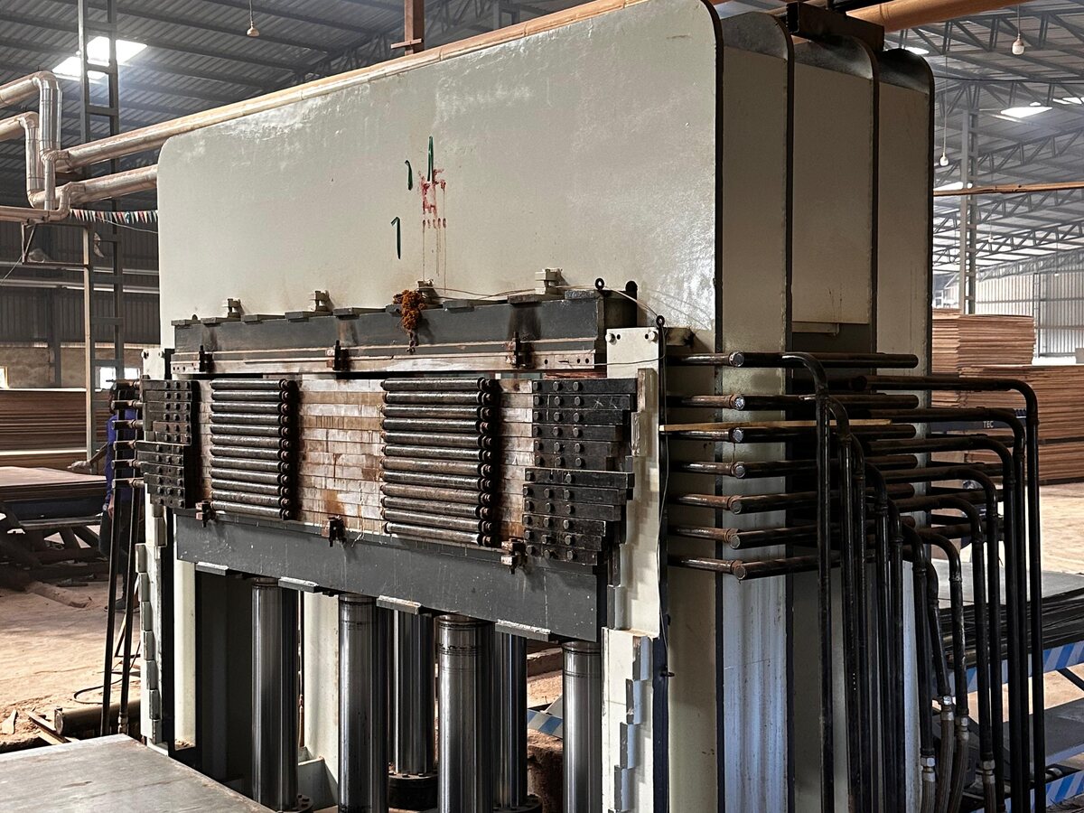 Gurukrupa hydraulic hot press for plywood and block board